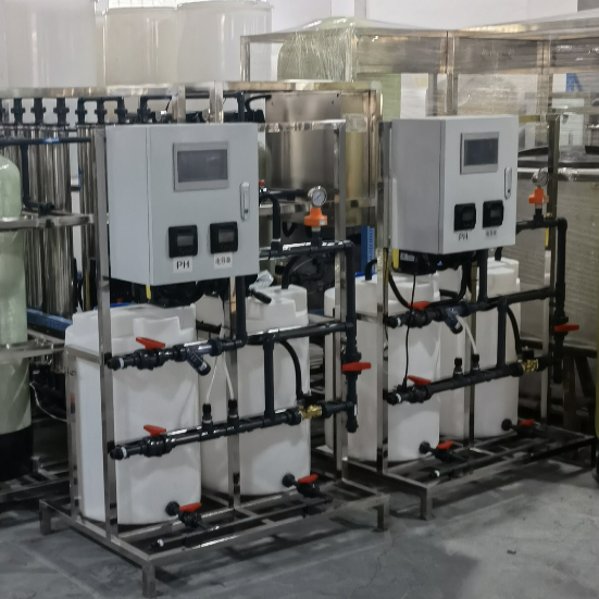 Dispositivo de dosagem de água circulante para prevenção e esterilização do sistema PLC