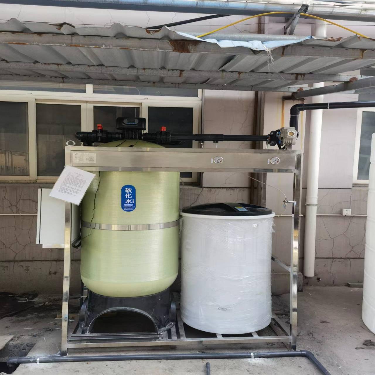 Tanque único de 10 toneladas com caixa de energia